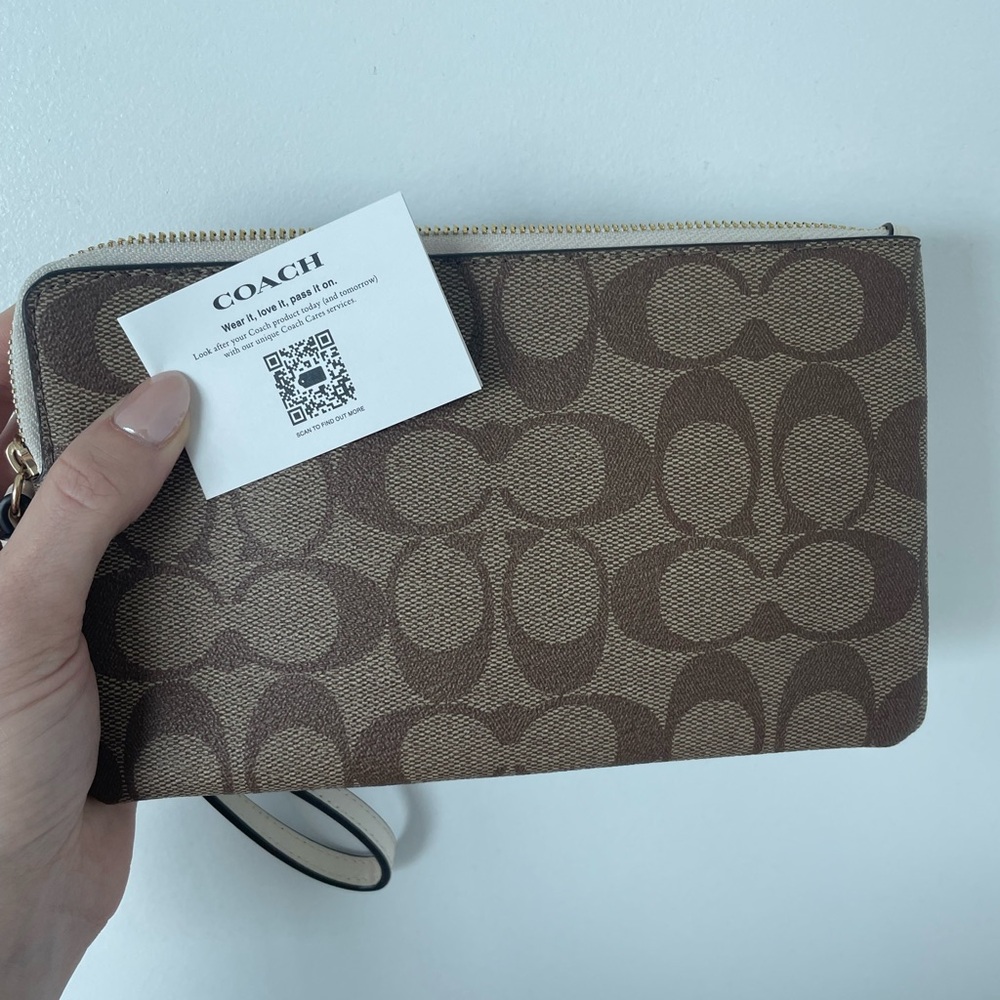 Coach Monogramed Women’s Large Signature Corner Zip Wristlet. White+tan NWOT - Picture 5 of 6